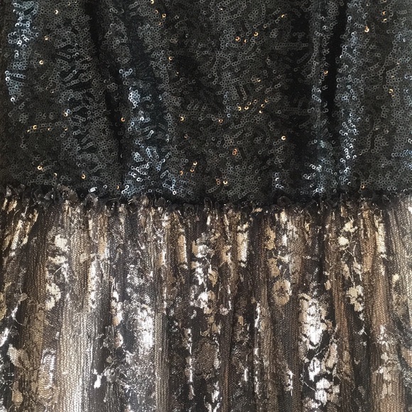 Gorgeous Sequined gold-detailing in Lace dress! - Picture 3 of 8